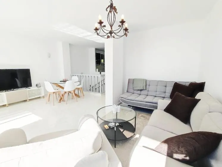Dom wakacyjny Beautiful 4 Bedroom Town House In Punta Lara Nerja